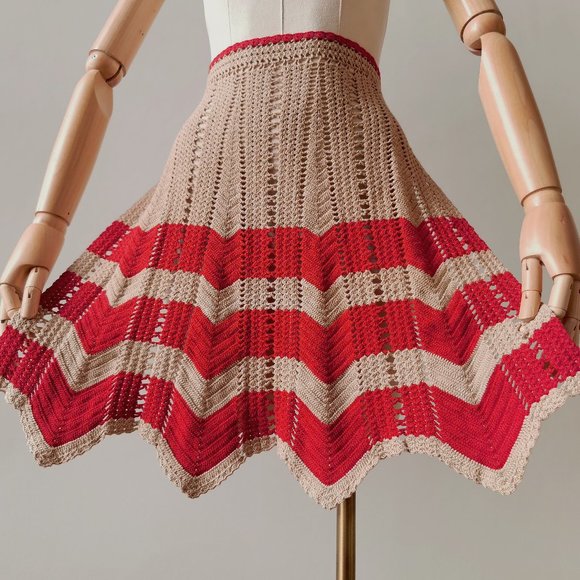Vintage Beige and Red Zig Zag Crochet 50s Style Half Apron - Picture 3 of 12